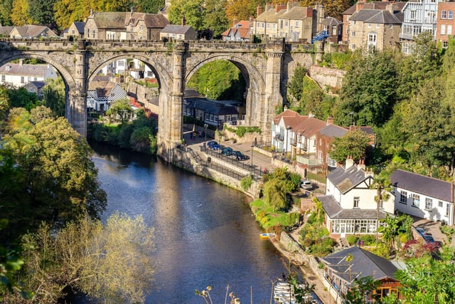 The house is in a private spot on the waterfront and has views of Knaresborough's famous viaduct. The viaduct was opened in October 1851 and cost £9,803. It has castellated walls and piers to blend in with the ruined walls of Knaresborough Castle. It has four arches and three piers, the middle of which stands in the water.