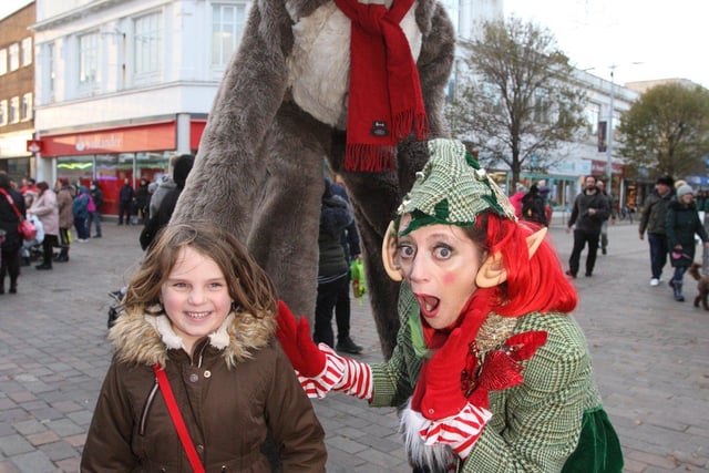 DM21111300a.jpg. Christmas festivities in Bognor Regis. Ava Newman and street entertainers. Photo by Derek Martin Photography and Art. SUS-211127-200857008