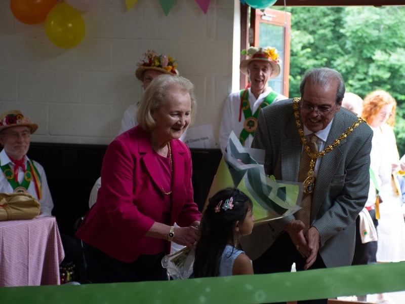 Vevika, one of the new residents presenting flowers to the Mayor’s wife