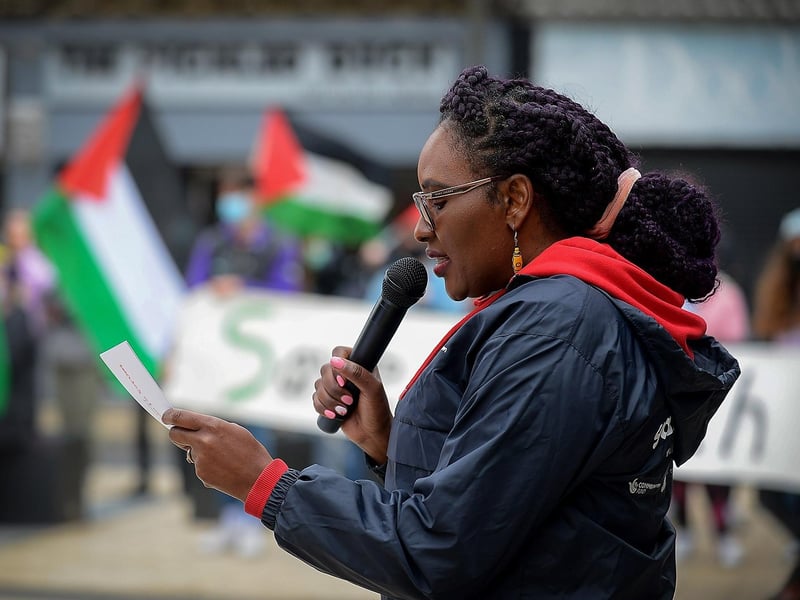 Lilian Seenoi Barr, North West Migrants Forum Director of Programmes, speaking at the rally in Guildhall Square, on Saturday afternoon last, calling for an end to the violence against the people of Palestine. Photo: George Sweeney.  DER2119GS – 037