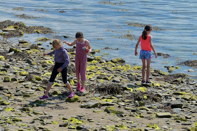 Children on the shore in Moville during the recent hot spell in Inishowen. DER2129GS - 066
