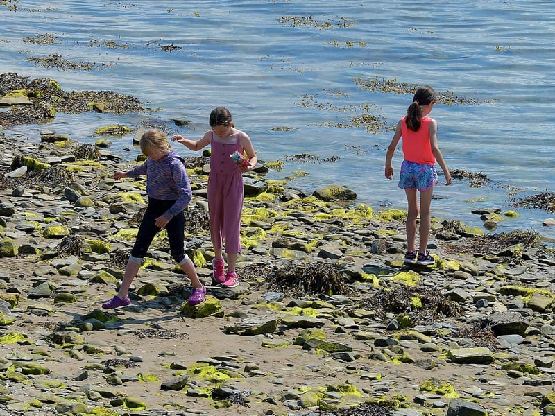 Children on the shore in Moville during the recent hot spell in Inishowen. DER2129GS - 066