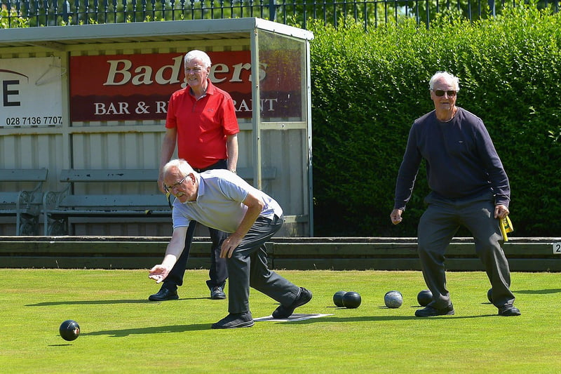 Bowlers at Brooke Park Bowling Club during the recent mini heat wave. DER2129GS - 059