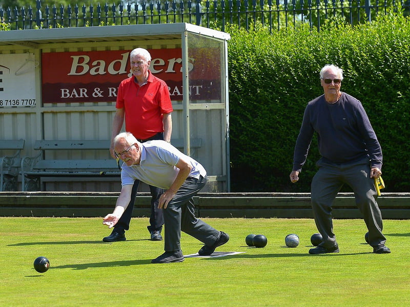 Bowlers at Brooke Park Bowling Club during the recent mini heat wave. DER2129GS - 059