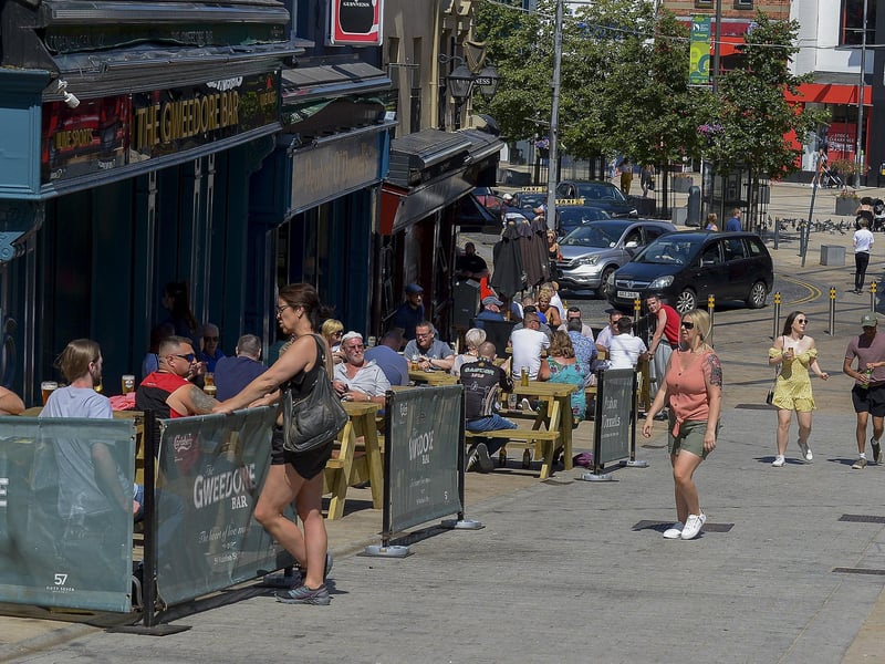 Pubs on Waterloo Street were busy on Saturday afternoon last during the mini – heatwave. Photo: George Sweeney. DER2128GS – 049
