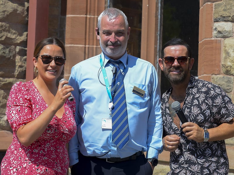 Danika Breslin and Mickey Doherty who serenaded pedestrians in Guildhall Square during the mini - heatwave on Saturday afternoon, pictured with DCSDC employee Caoimhim Breslin. Photo: George Sweeney. DER2128GS – 054