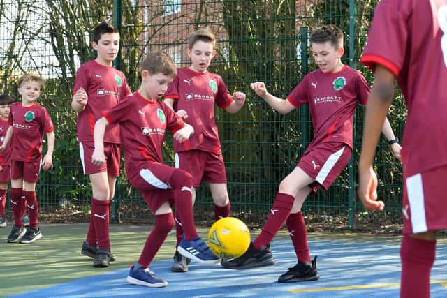 Gateford Park Primary School’s boys football team have received new kits thanks to sponsorship from Barratt Homes.