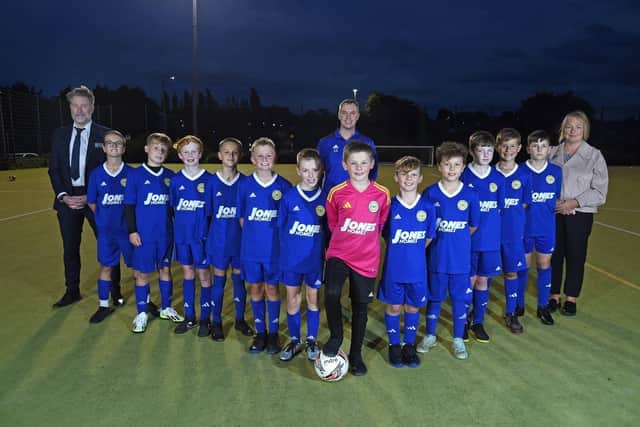 A team from Worksop Boys and Girls JFC is playing in new away kit, thanks to a donation from housebuilder Jones Homes.