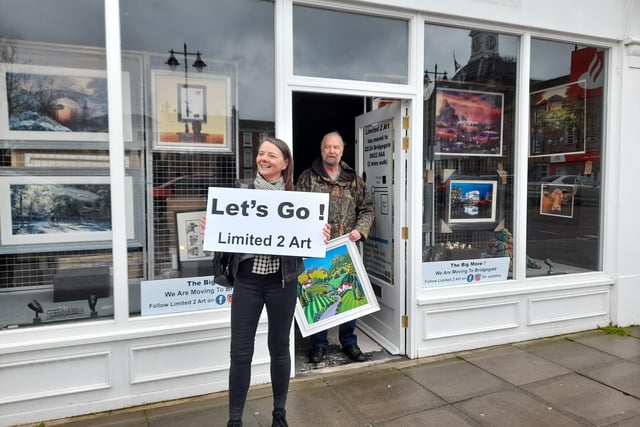 Shoppers rallied round to help with the Limited 2 Art move from its premises on Market Place to their new gallery on Bridgegate in Retford.
