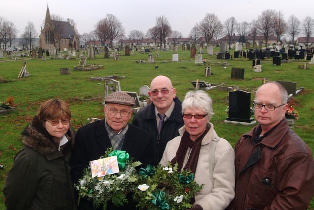 Retford Road Cemetery, Retford Road, Worksop. Shireoaks History Society and family members lay a wreath on the graves of Ned and Flo, the infamous Worksop tramps.Picture: Bernadette Ayton (Shireoaks History Society), Arthur Read (Member of the family), Peter Brammer (Shireoaks History Society), Christine Roberts and Terry Roberts (Husband and Wife, members of the family).