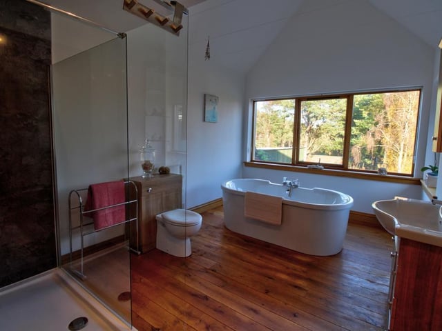 Master en-suite.