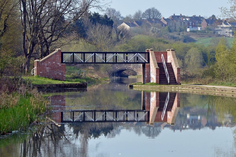 The perfect place for a peaceful walk for any visitors. You can enjoy a number of walks along the canal taking in Chesterfield and Worksop and glorious countryside of the Midlands.