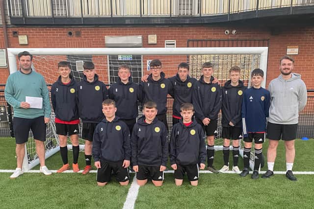 Worksop Boys Club U14 Lions team with Richard Mchugh (left) and Kurt Lewis (right) from In Sam’s Name.