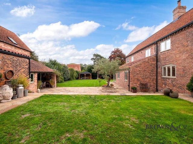 Despite its 'hidden away' aspect, the cottage is close to the town centre, park, and other amenities.