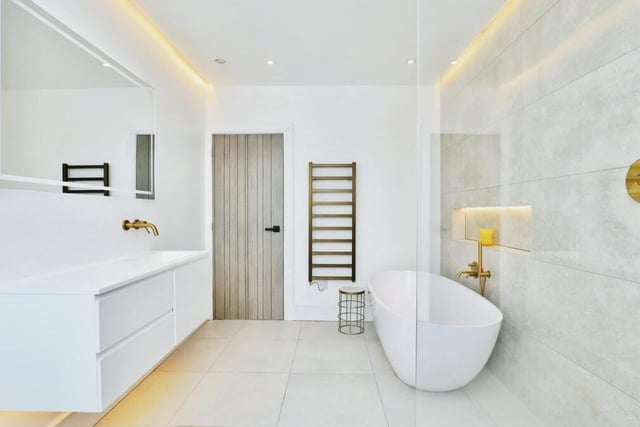 The family bathroom, which is also upstairs, meets the top quality that can be found in every corner of the house. With tiled flooring and walls, it includes a bath, double shower cubicle, low-flush WC and wash hand basin.