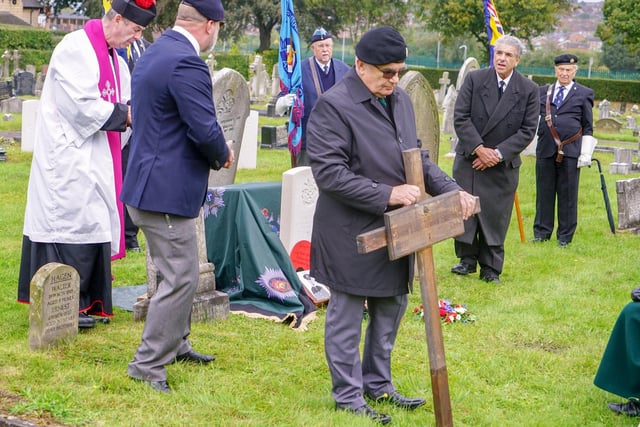 Unveiling of Worksop war hero Thomas Highton`s grave. L/Sgt Highton, whose name is on Worksop’s war memorial, was born in Worksop in 1892.
He enlisted in the Sherwood Foresters Special Reserve at age 17 in 1909, but died in 1919 after contracting several illnesses during his service in India