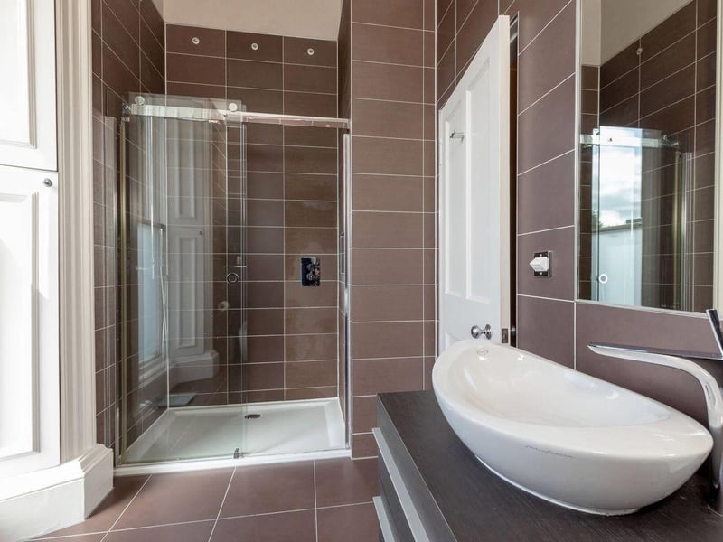 Principal bedroom en-suite.