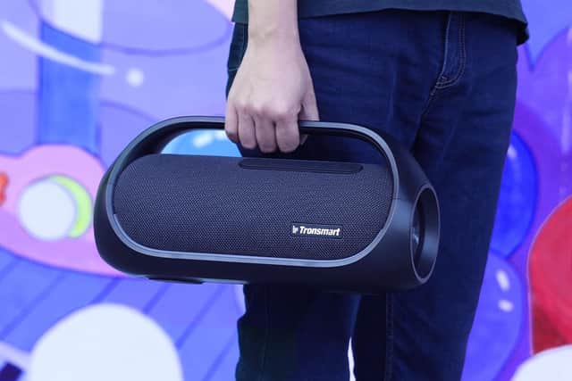 The speaker's thick portable handle allows it to be moved without fuss to wherever takes your fancy. Image: Tronsamrt