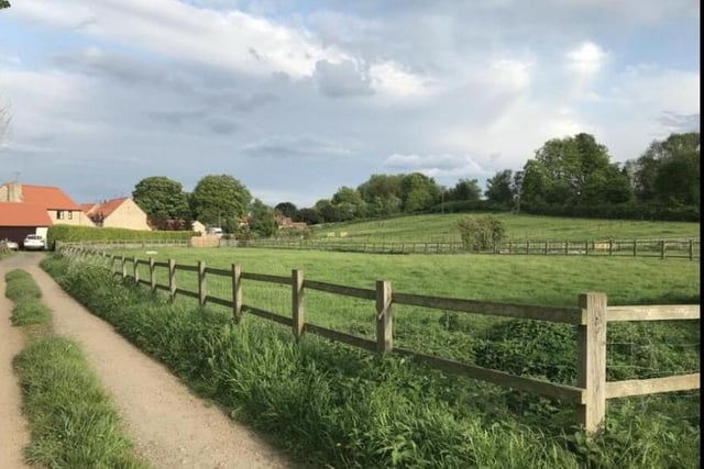 This vast paddock or grazing land, spanning three-quarters of an acre, comes with the £580,000 Woodsetts property. It has direct access to a bridleway.