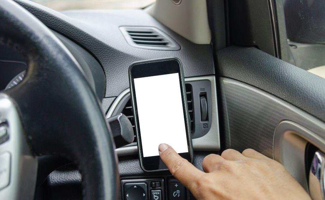 Drivers warned over mobile phone use while navigating