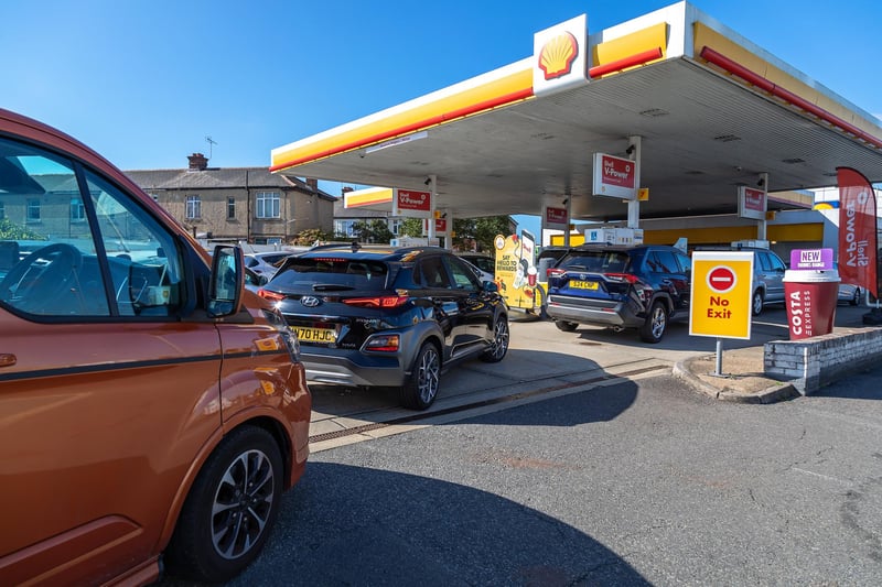 Long queues at Shell petrol station in Goldsmith Avenue on 24th September 2021. Picture: Mike Cooter (240921)