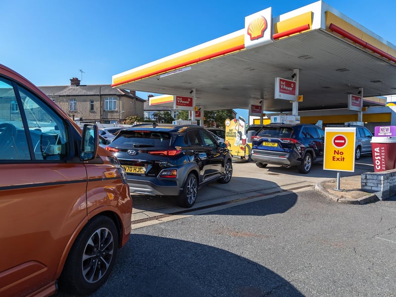 Long queues at Shell petrol station in Goldsmith Avenue on 24th September 2021. Picture: Mike Cooter (240921)