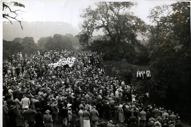 The Bishop of Derby addresing the record crowd from the rock pulpit in Cucklet Dell, Eyam, Derbyshire. (Photo by Hulton Archive/Getty Images)