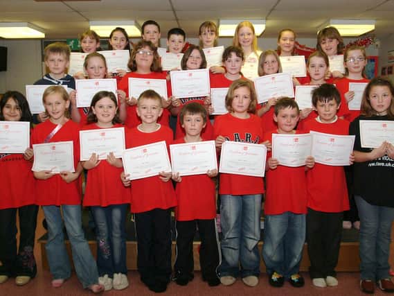 2007: Pupils from Worksop Priory School are proudly showing off their certificates during their DARE gradutaion. Are you on this picture?