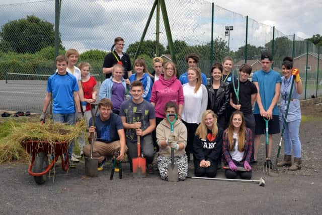 Young people on the NCS programme help to clean up Gainsborough tennis courts