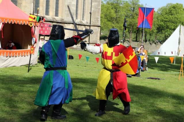 Robert of Silkstone does battle with Luke Of Wentworth.